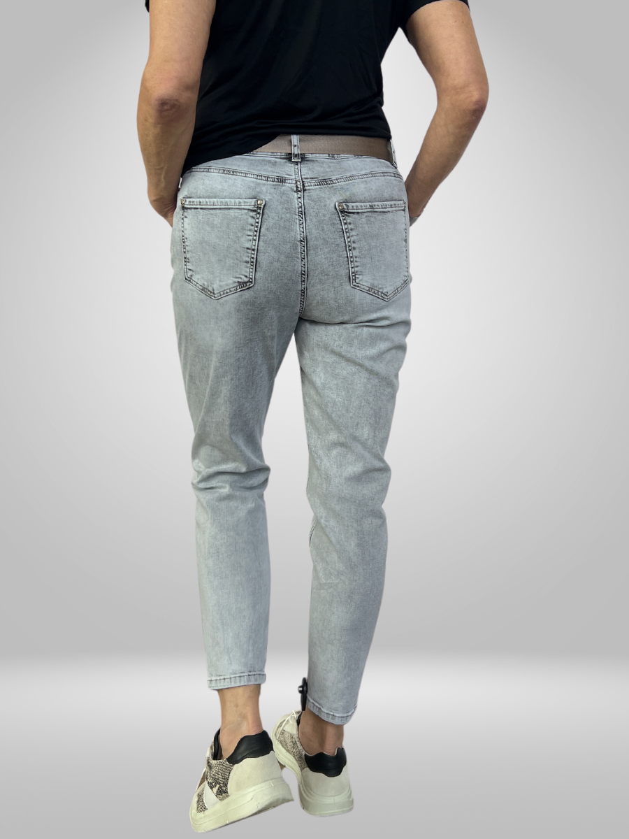 Elevate your wardrobe with Lady Coconad Slim Leg Jeans, crafted from a blend of 97% cotton and 3% elastane for the ultimate combination of comfort and fashion. These jeans are designed to make a statement and boost your confidence, without sacrificing on comfort. Upgrade your denim game with Lady Coconad and embrace effortless style.