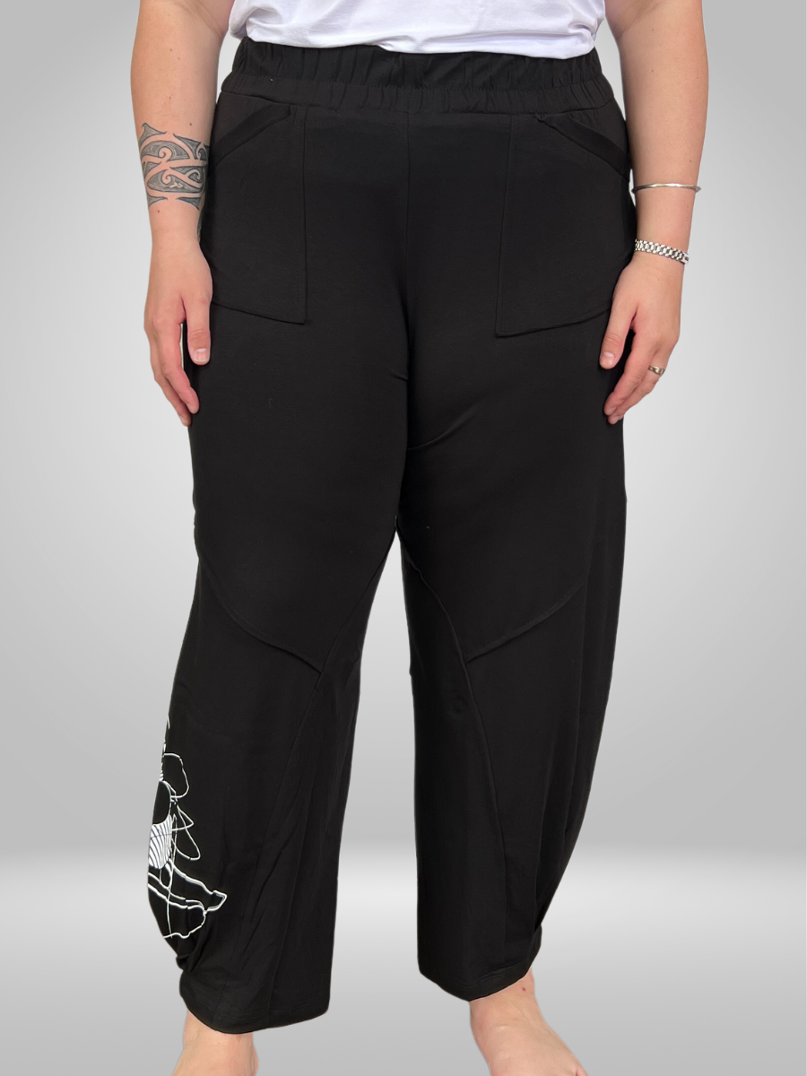 Black wide-leg cropped pants with pocket detail, made from 95% Viscose and 5% Elastane, styled for plus-size women (sizes 20-26), featuring an elastic waistband and relaxed fit.